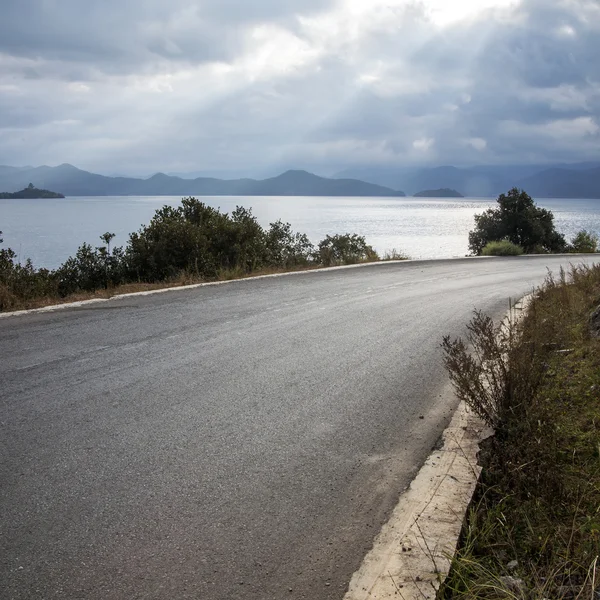 Quiet lakeside road china — Stock Photo, Image