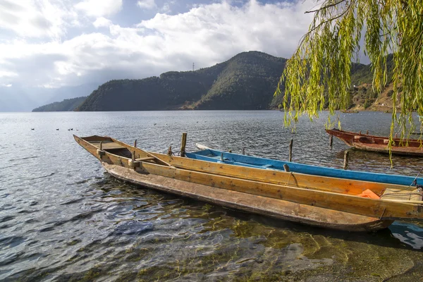 Houten meren in China "lugu Lake" — Stockfoto