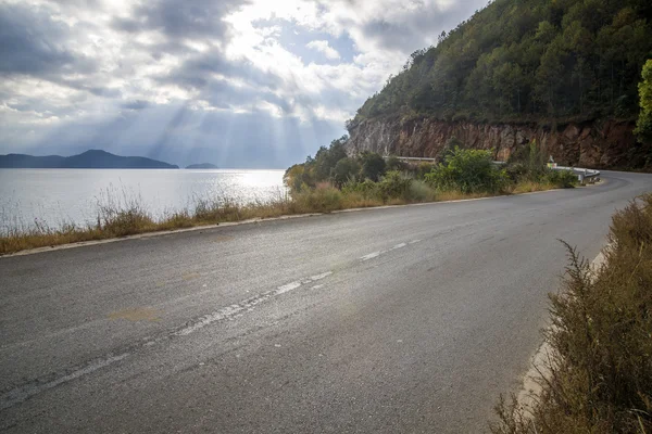 Tranquila carretera junto al lago china — Foto de Stock