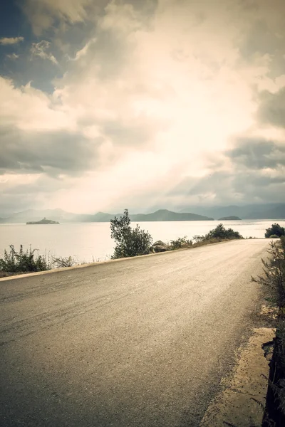 Tranquila carretera junto al lago china — Foto de Stock