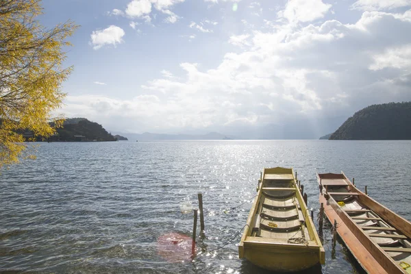 Trä sjöar i Kina "lugu Lake" — Stockfoto