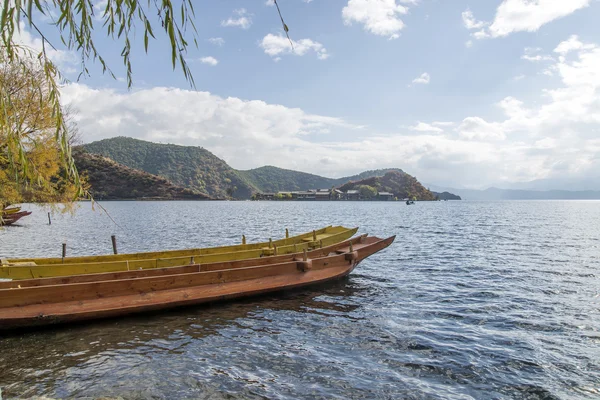 Sjön träbåt Kina — Stockfoto