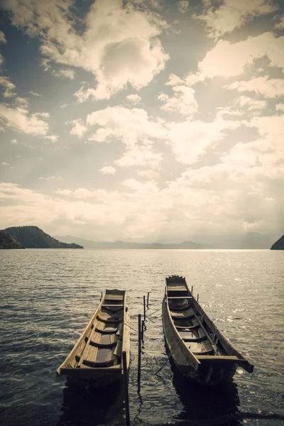 Houten meren in China "lugu Lake" — Stockfoto