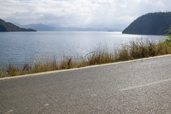 Serene lakes road china — Stock Photo, Image