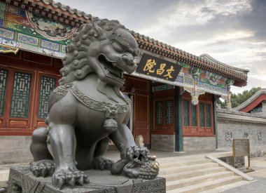 Bakır Aslanlar ve antik mimari,