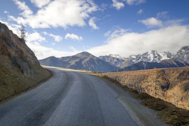 Dağ yolundan alacakaranlıkta