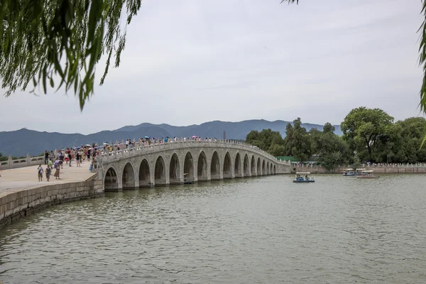 En China Beijing Palacio de Verano diecisiete Kong puente — Foto de Stock