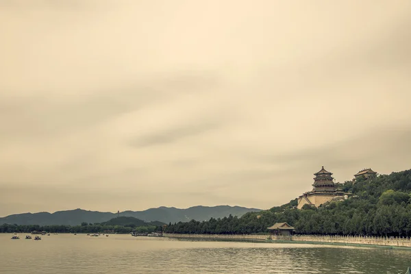 Palacio de Verano en Beijing paisajes, famosos edificios históricos — Foto de Stock