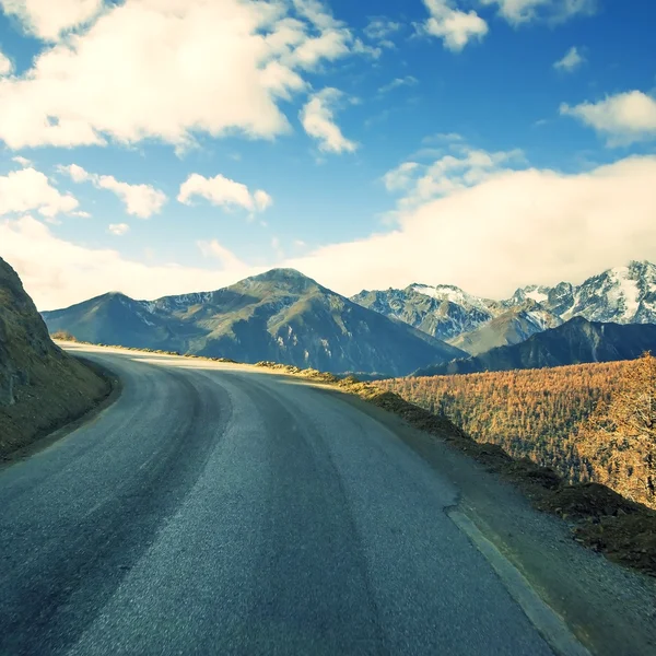 Dağ yolundan alacakaranlıkta — Stok fotoğraf