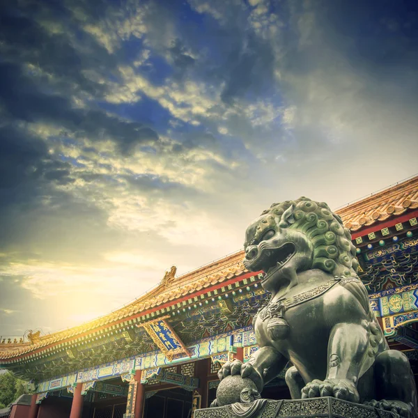 Copper lions and ancient architecture, — Stock Photo, Image