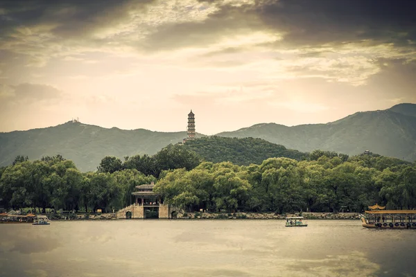 Palacio de Verano en Beijing paisajes, famosos edificios históricos — Foto de Stock