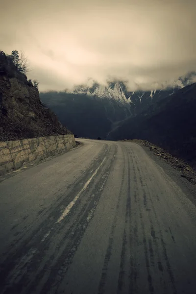 Strada e montagna sfondo — Foto Stock