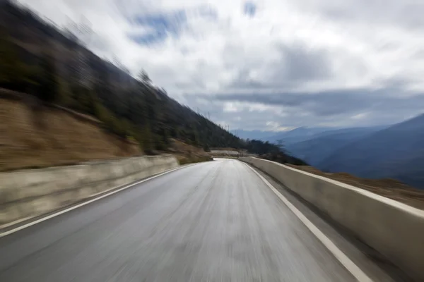 Strada di montagna al tramonto — Foto Stock