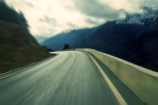 Strada di montagna al tramonto — Foto Stock