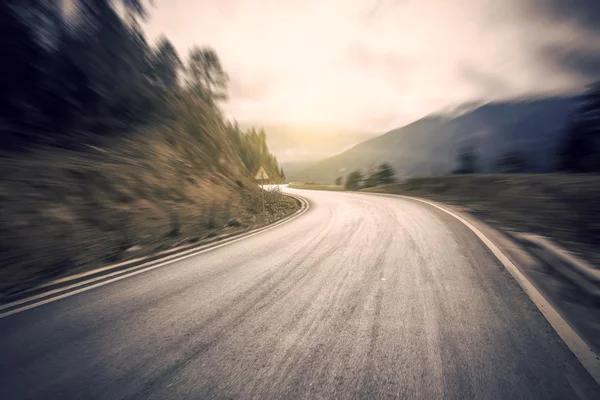 道路や山の背景 — ストック写真