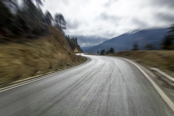 公路和山地背景 — 图库照片