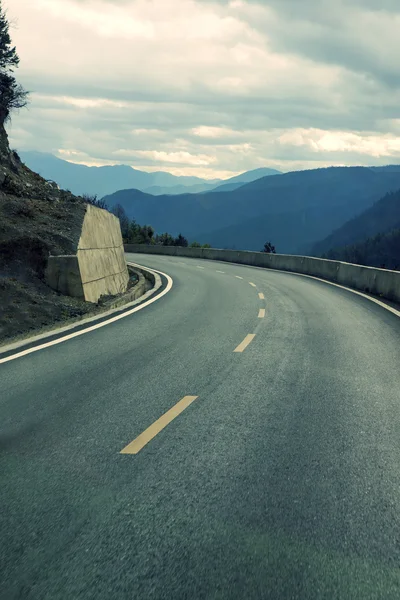 Road and mountain background — Stock Photo, Image