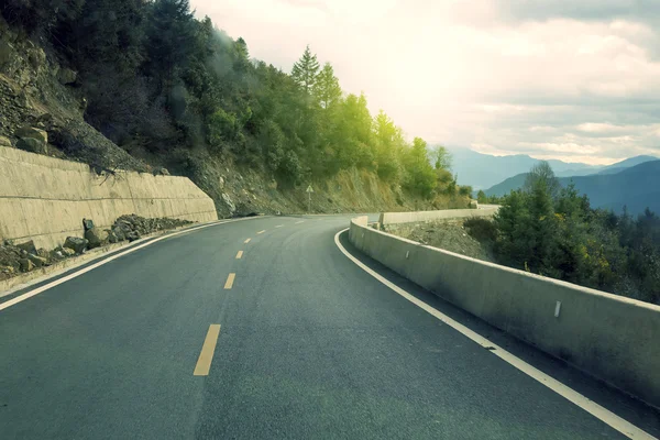 Estrada e montanha fundo — Fotografia de Stock