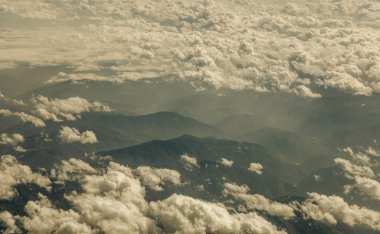 Puslu dağlar arka plan gökyüzü