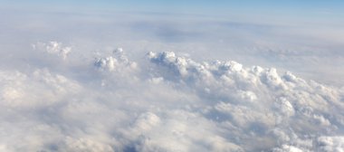 Puslu dağlar arka plan gökyüzü