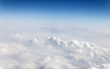 Puslu dağlar arka plan gökyüzü