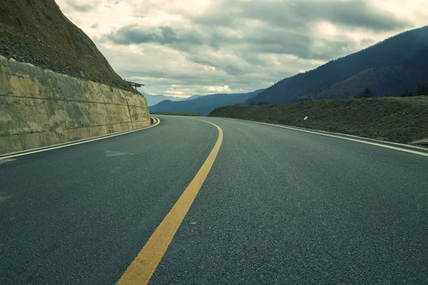 Közúti és a hegyvidéki háttér — Stock Fotó