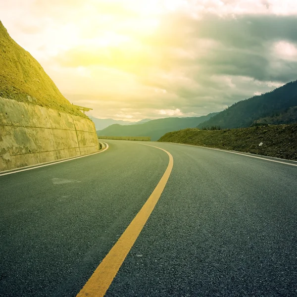 Strada e montagna sfondo — Foto Stock