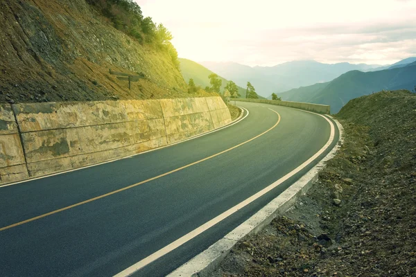 Road and mountain background — Stock Photo, Image