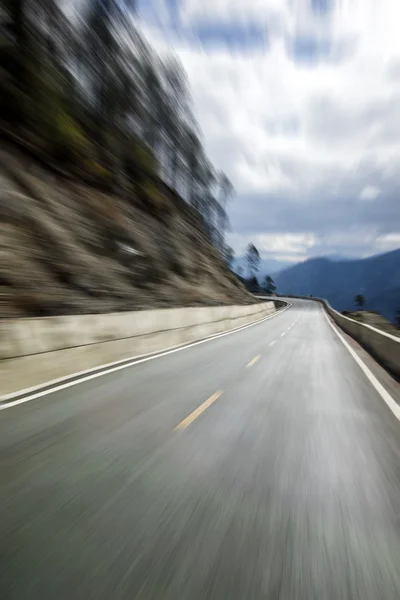 Strada e montagna sfondo — Foto Stock