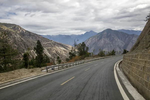 Yol ve dağ arka plan — Stok fotoğraf