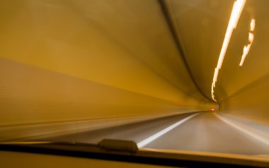 Hızlı araba tünel 