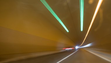 Hızlı araba tünel 