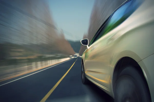 Otobanda araba sürüyor.