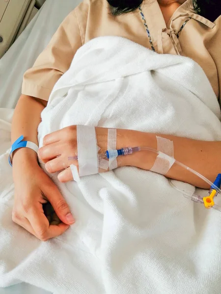 Ασθενής Κοιμάται Στο Κρεβάτι Του Νοσοκομείου Αλατούχο Διάλυμα Στο Χέρι — Φωτογραφία Αρχείου