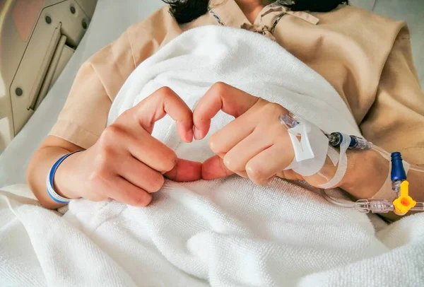 Ασθενής Που Έφτιαξε Μια Καρδιά Χέρια Της Κάθεται Στο Κρεβάτι — Φωτογραφία Αρχείου