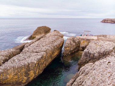 Kuzey İspanya 'da kayalara çarpan bir pelerinin havadan görünüşü.