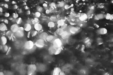 Işıkta bulanık parıltılar  