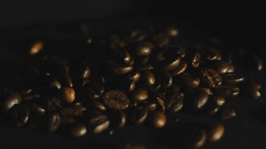 Kahverengi Kavrulmuş Kahve Fasulyeleri Koyu Arkaplanda Yakın plan