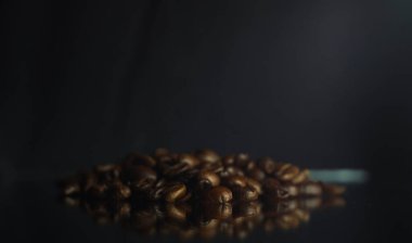 Kahverengi Kavrulmuş Kahve Fasulyeleri Koyu Arkaplan Beyaz Yansıması Üzerine Yakın plan