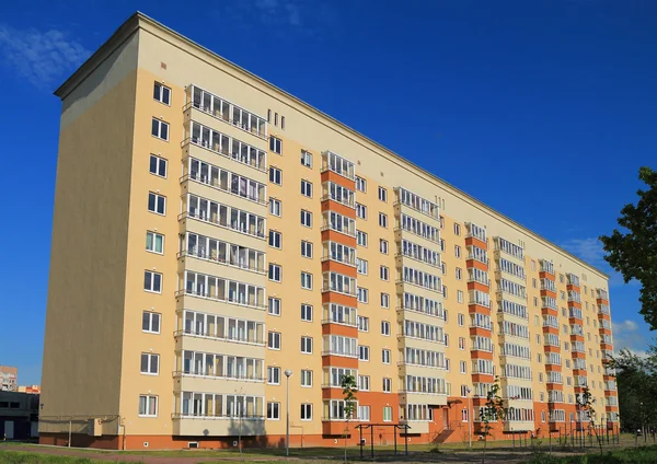 Modern high-rise apartment building — Stock Photo, Image