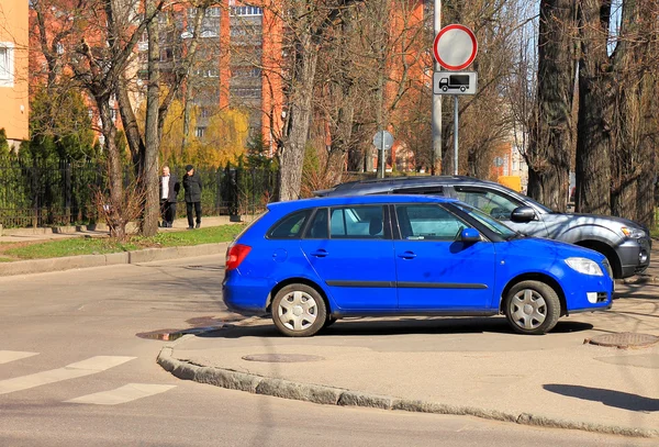 Kaldırımda park etmiş arabaların