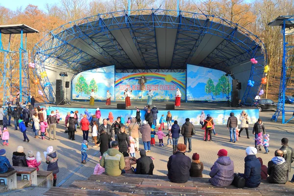 Performance de dança coletiva em uma cena do parque — Fotografia de Stock