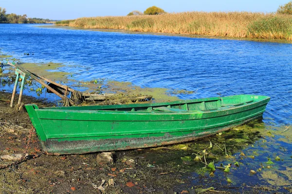 Eski yeşil ahşap balıkçı teknesi