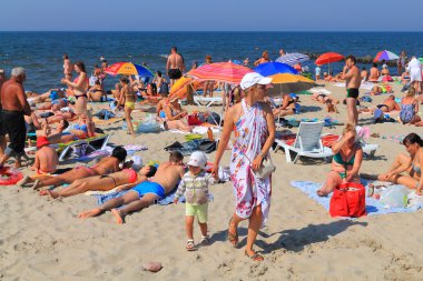Diğer insanların üzerinde Baltık Denizi'nin kıyısında kumlu olması