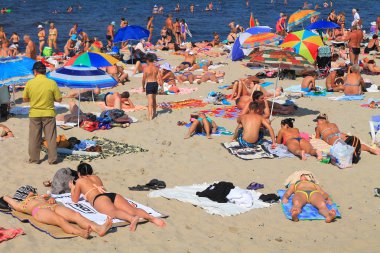 Kumlu sahilde turistler biraz dinlen