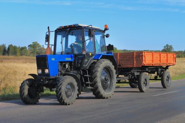 Traktör Beyaz Rusya 82,1 römork ile