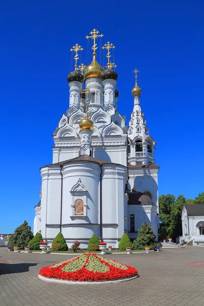 Православный храм Веры, Надежды, Любови и матери их Софии в солнечный летний день — стоковое фото