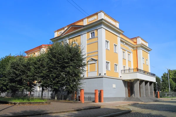 O edifício "Tilsit Theatre" na cidade de Sovetsk — Fotografia de Stock