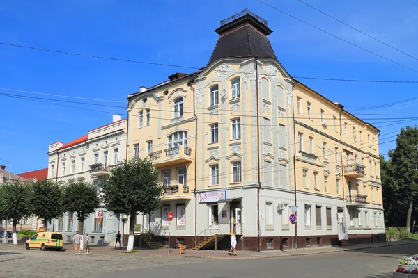 Sovetsk Pobedy Caddesi üzerinde güzel bina