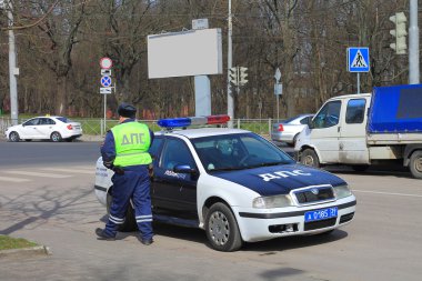 Trafik polis memuru resmi arabada